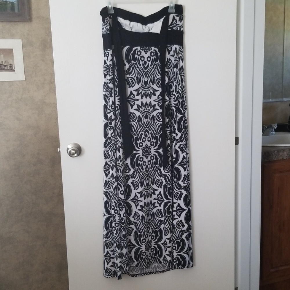 Sleeveless black and white dress